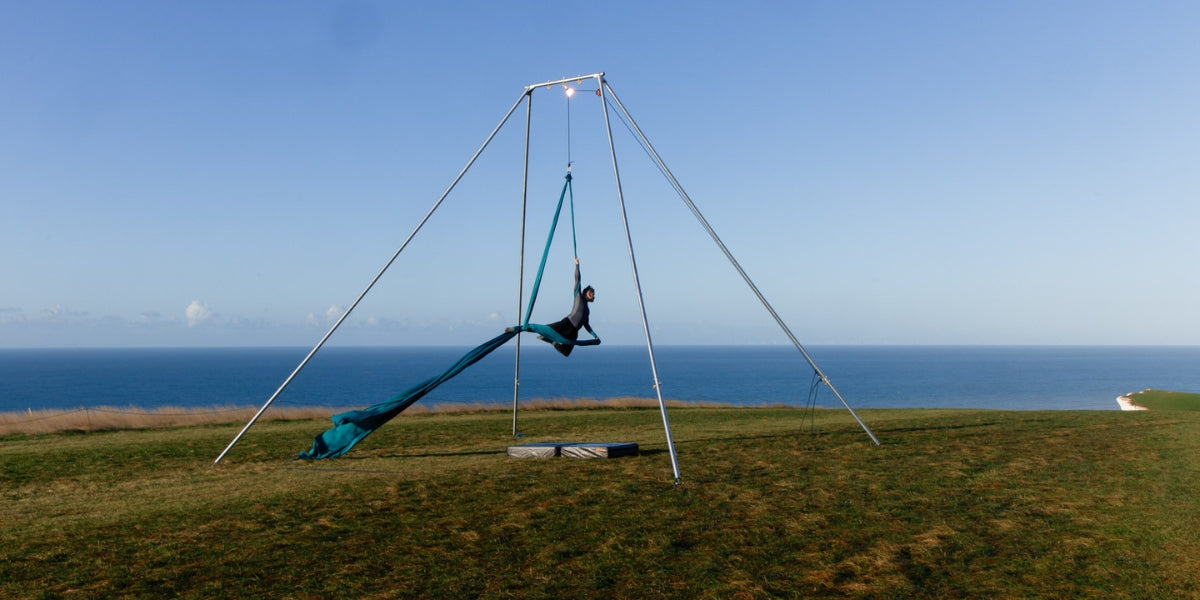 performer on beachy head using firetoys aerial silks with pulleys and rig
